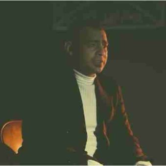 دانلود آهنگ یکی با یارش خوشه براش هی رنگی میپوشه روح الله کرمی